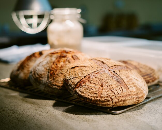 Primo piano di pane fatto in casa croccante arrugginito appena sfornato