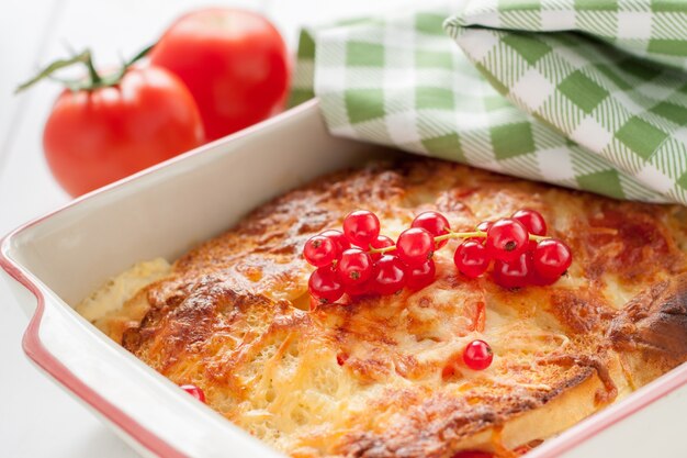 Primo piano di pasta al forno con formaggio