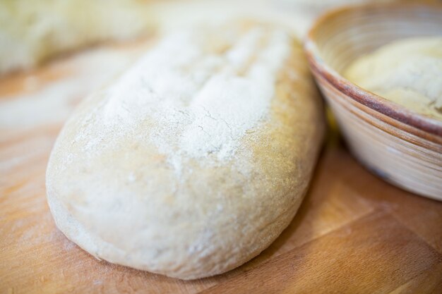 Primo piano di pasta di pane cruda