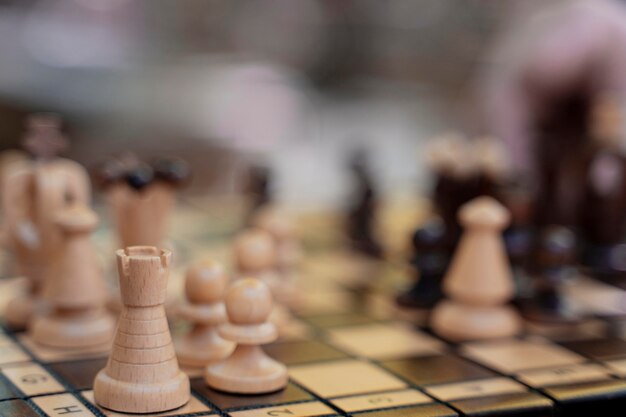 Primo piano di pezzi degli scacchi sfocati