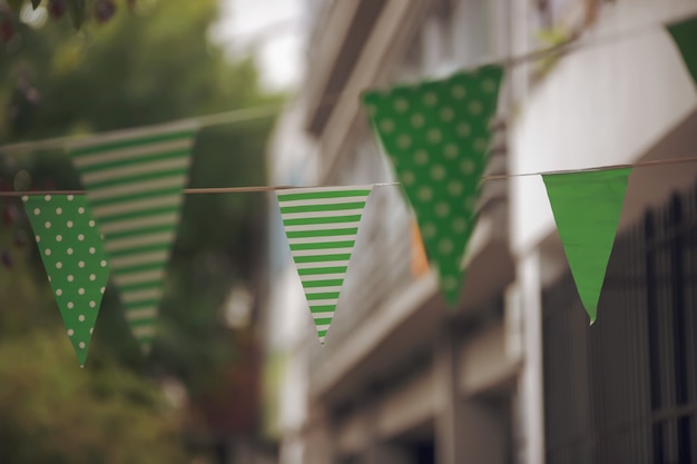 Primo piano di piccole bandiere verdi con punti bianchi e strisce il giorno di San Patrizio