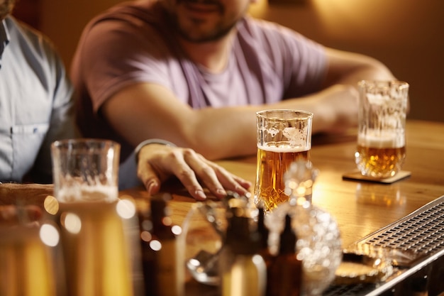 Primo piano di pinte di birra al bar