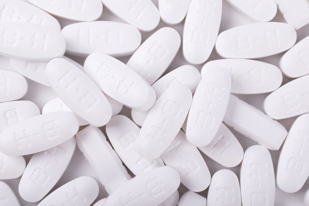 Primo piano di prodotti farmaceutici bianchi su sfondo bianco