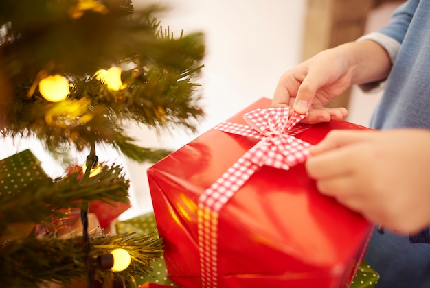 Primo piano di regalo di Natale rosso