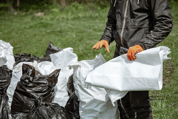 Primo piano di sacchi della spazzatura pieni di spazzatura dopo aver pulito l'ambiente.