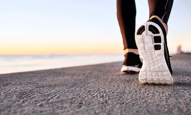 Primo piano di scarpe sportive sul percorso di cemento