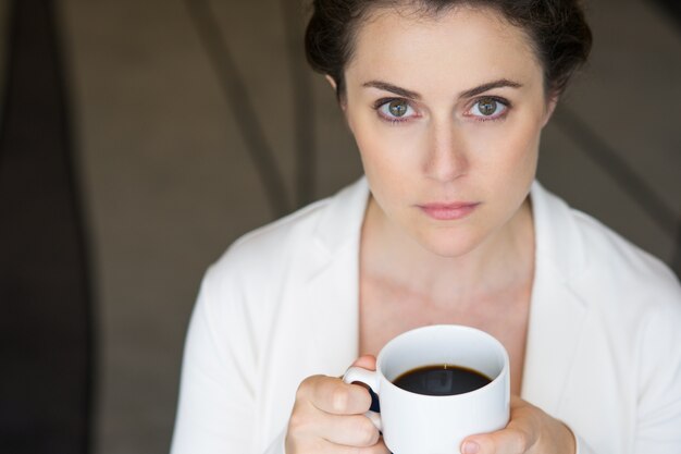 Primo piano di Serious Nizza affari con il caffè