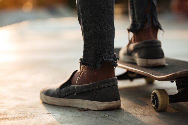 Primo piano di skateboarder piedi pattinaggio