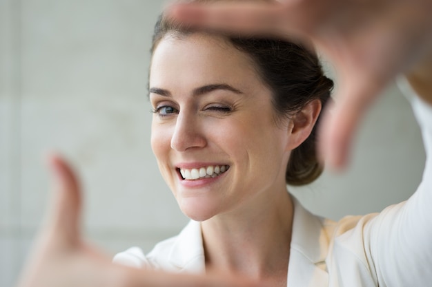 Primo piano di sorridente donna facendo gesto Telaio