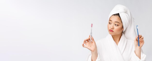 Primo piano di sorriso donna spazzola denti grande per la salute dentale concetto di cura isolato su sfondo bianco asiatico