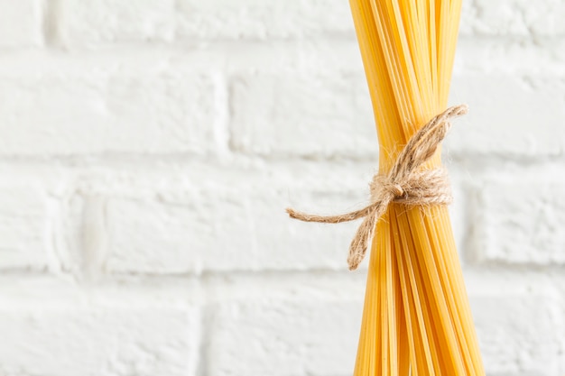 Primo piano di spaghetti legato con una corda