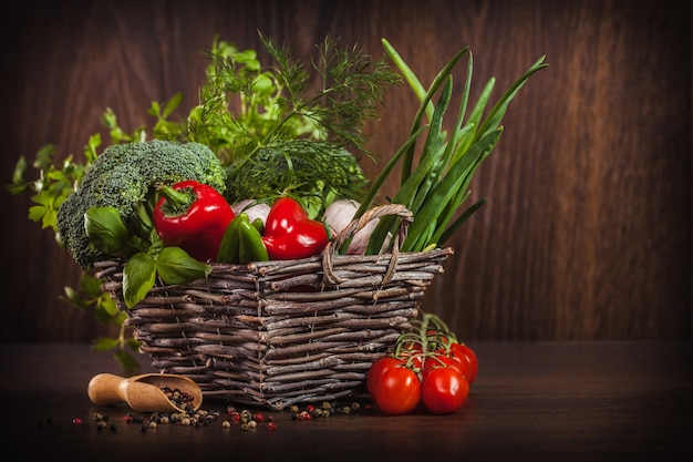 Primo piano di spezie e verdure su legno