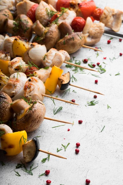 Primo piano di spiedini di pollo e verdure alla griglia