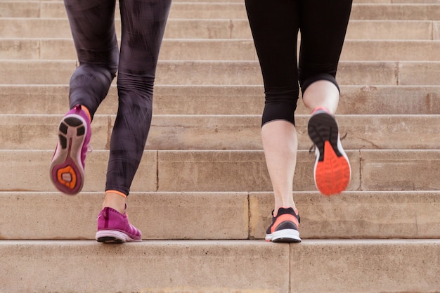 Primo piano di sportivi salire le scale