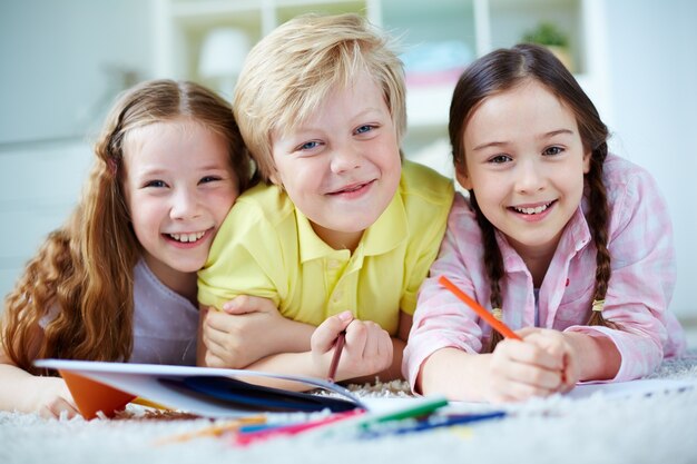 Primo piano di studenti elementari hanno divertimento