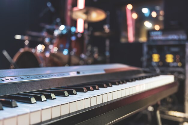 Primo piano di tasti musicali al chiuso con una bella illuminazione.