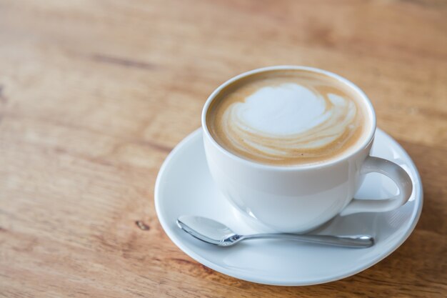 Primo piano di tazza di caffè con il cucchiaio