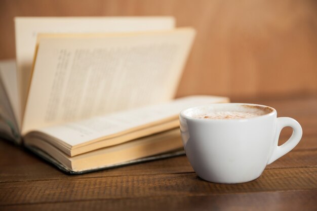 Primo piano di tazza di caffè e libro