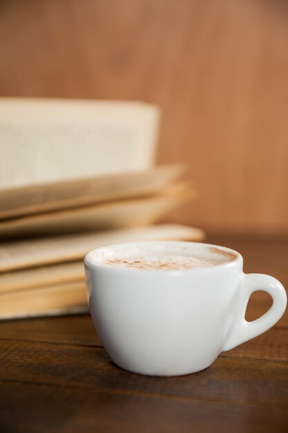 Primo piano di tazza di caffè e libro