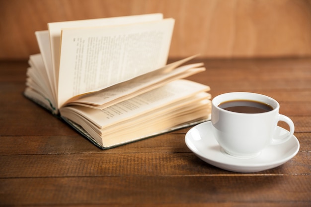 Primo piano di tazza di caffè e libro