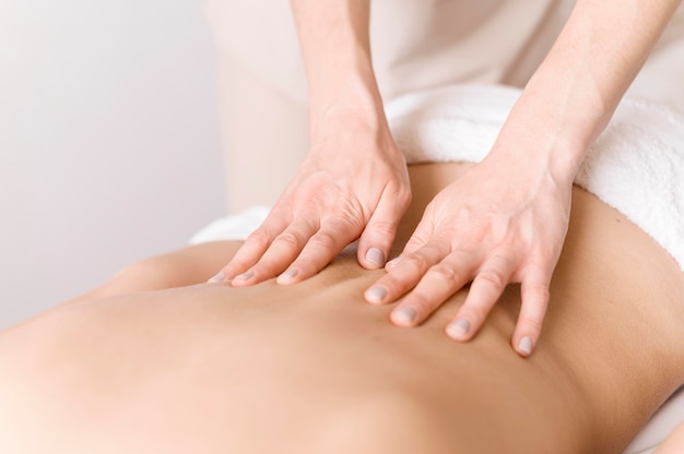 Primo piano di tecnica di massaggio alla schiena