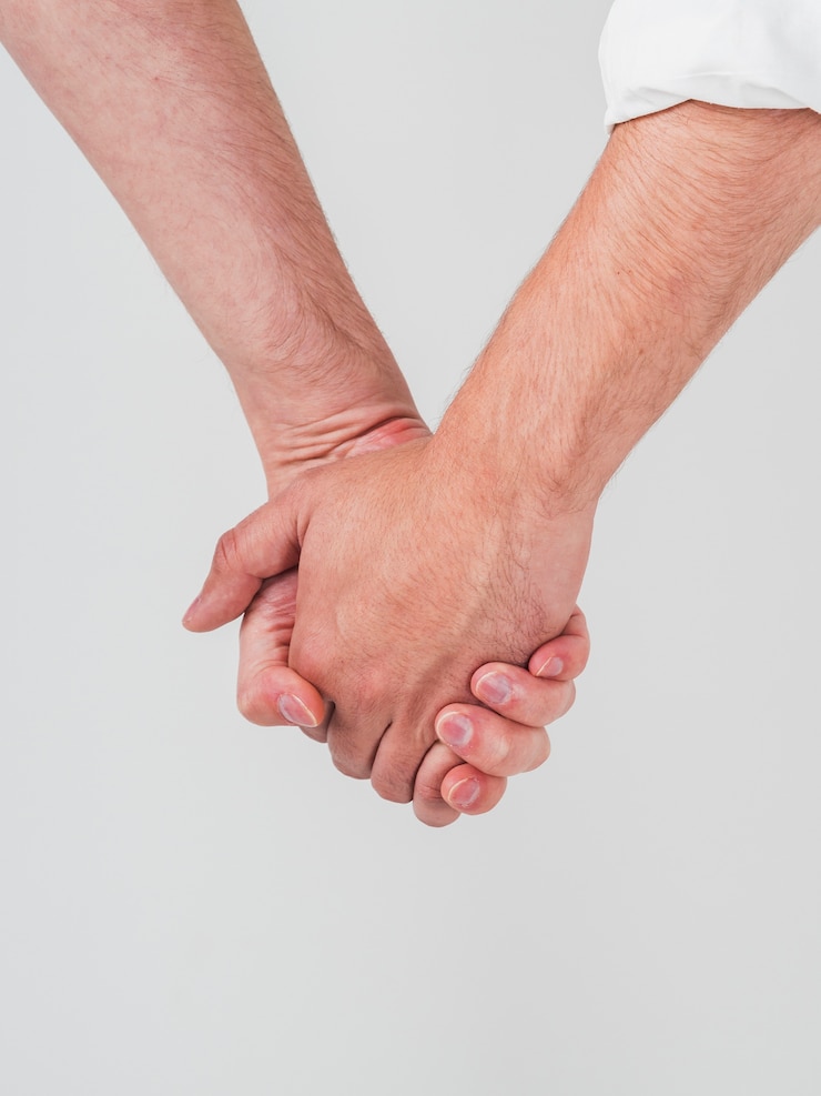 Foto gratuito primo piano di tenersi per mano delle coppie gay