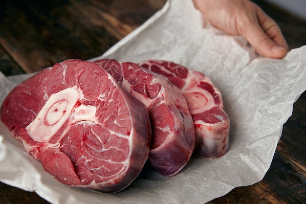 Primo piano di tre bistecche di carne cosher con osso per la cena