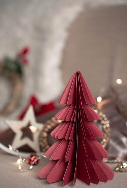 Primo piano di un albero di Natale decorativo in cartone su uno sfondo sfocato