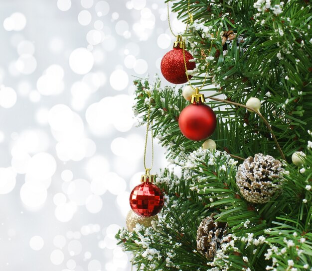 Primo piano di un albero di Natale su uno sfondo bokeh luci