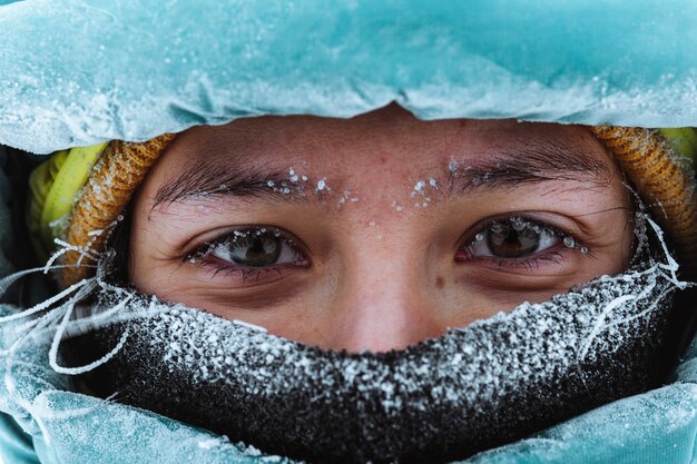 Primo piano di un alpinista femminile in inverno