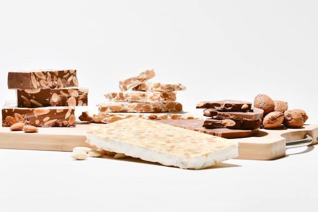 Primo piano di un assortimento di deliziosi pezzi di torrone alle mandorle