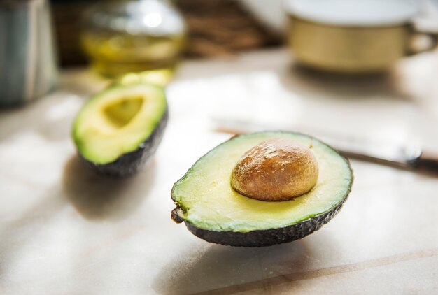 Primo piano di un avocado appena tagliato