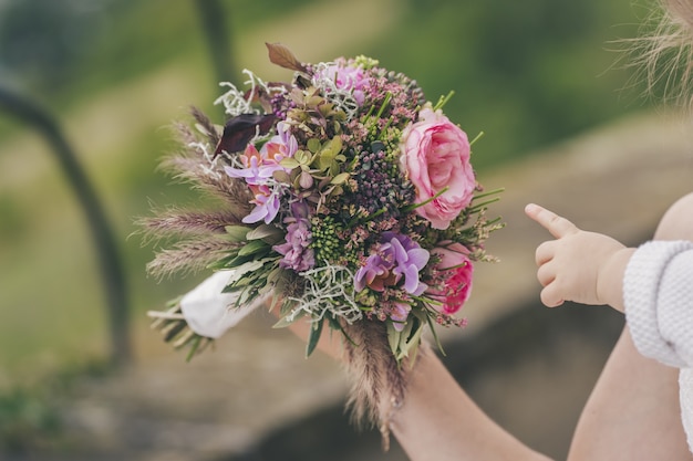 Primo piano di un bellissimo bouquet di fiori piccoli