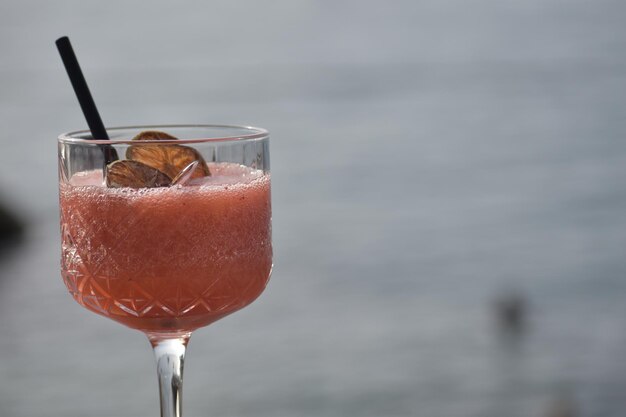 Primo piano di un bicchiere di Strawberry Daiquiri su uno sfondo sfocato