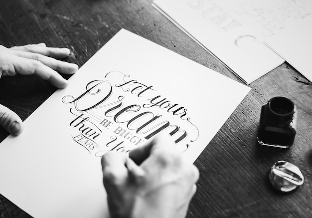 Primo piano di un calligrafo che lavora ad un progetto