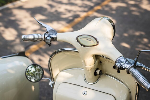 Primo piano di un classico scooter d&#39;epoca