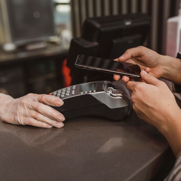 Primo piano di un cliente che paga la bolletta del caffè