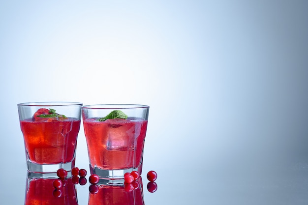 Primo piano di un cocktail di Cape Cod o di un mirtillo rosso della vodka su un blu