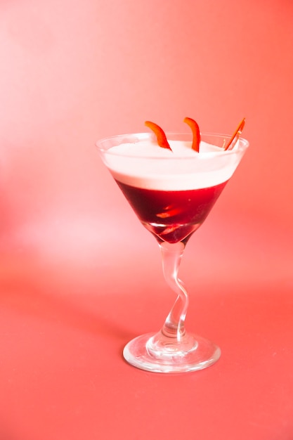 Primo piano di un cocktail rosso nel bicchiere da martini