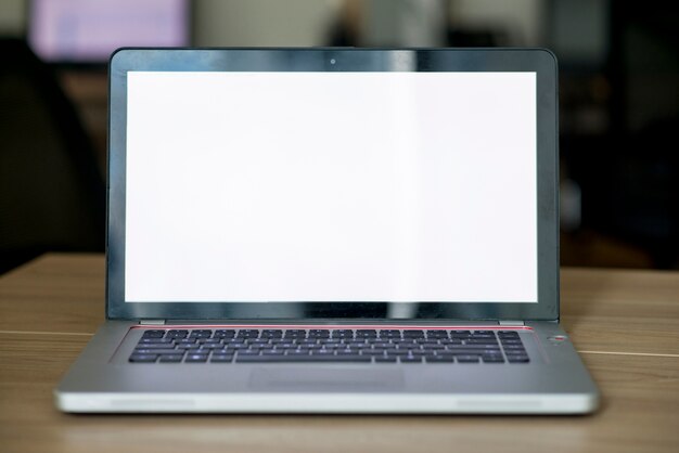 Primo piano di un computer portatile con schermo bianco vuoto
