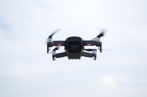 Primo piano di un drone in movimento durante il giorno