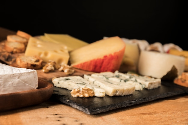 Primo piano di un formaggio e una noce sulla tavola di legno