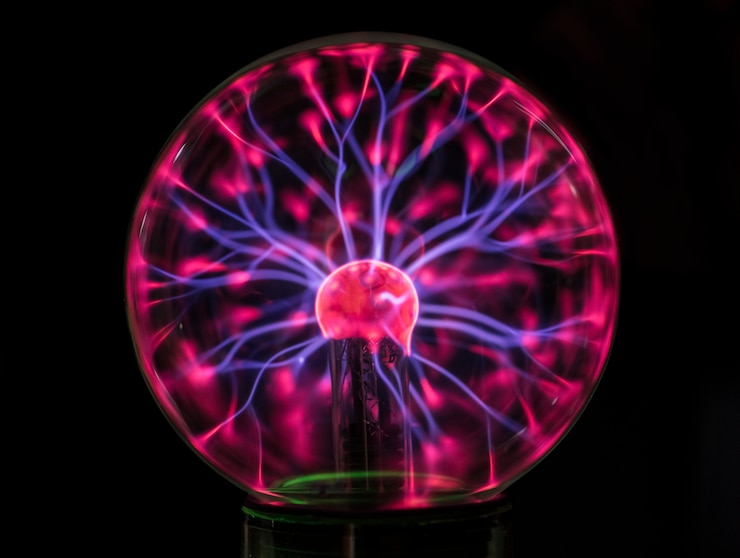 Foto gratuito primo piano di un globo al plasma nell&#39;oscurità