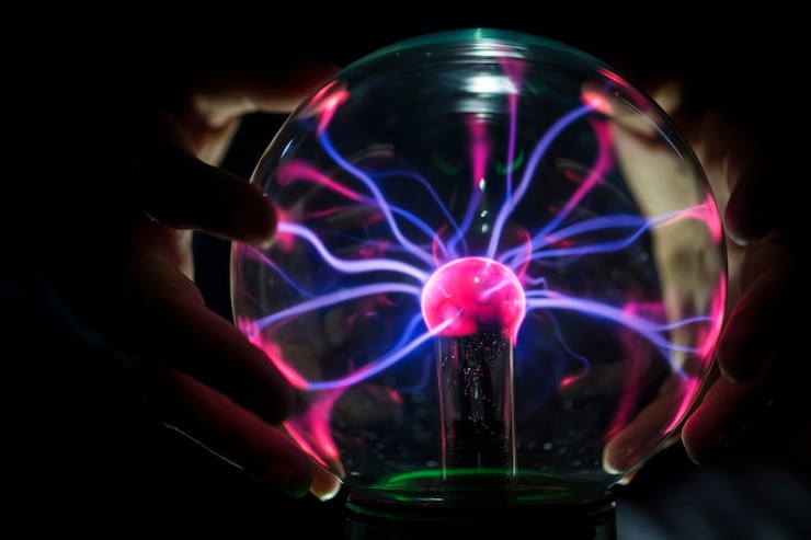 Foto gratuito primo piano di un globo al plasma nell&#39;oscurità