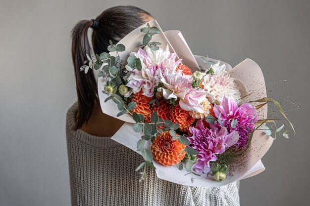 Primo piano di un grande bouquet festivo con fiori di crisantemo.