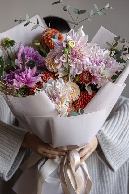 Primo piano di un grande bouquet festivo con fiori di crisantemo.