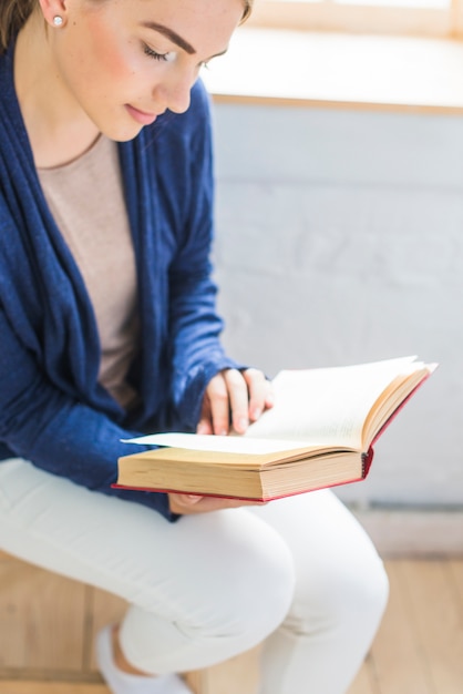 Primo piano di un libro di lettura della donna