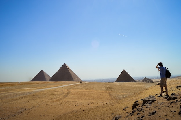 Primo piano di un maschio in piedi e guardando la necropoli di Giza in Egitto