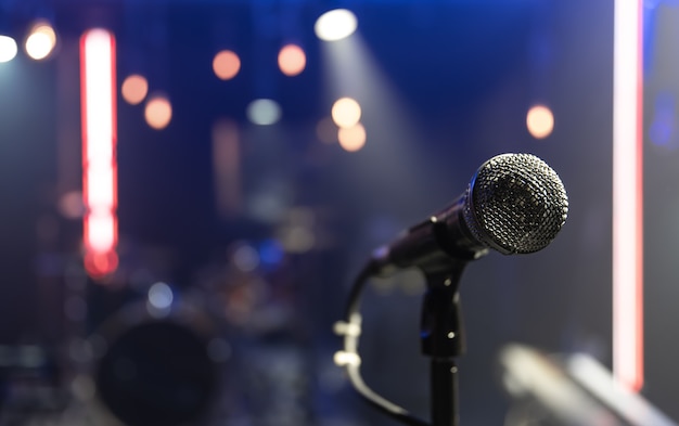 Primo piano di un microfono su un palco da concerto con una bella illuminazione.
