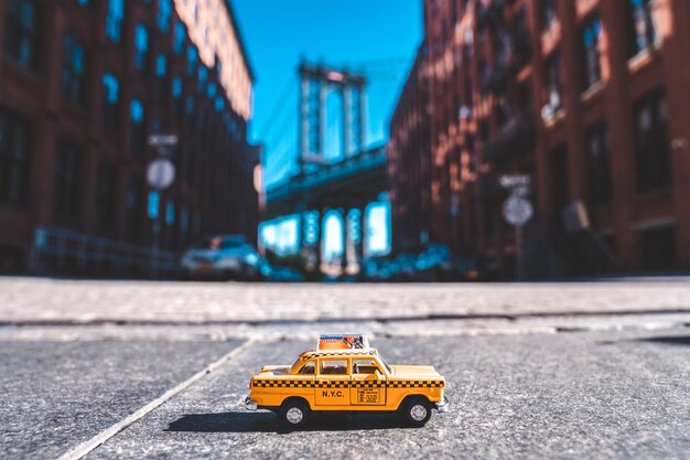 Primo piano di un modello di taxi su Washington Street a New York, USA